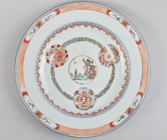 Plato - A CHINESE FAMILLE VERTE PLATE DECORATED WITH A LANDSCAPE - Porcelana