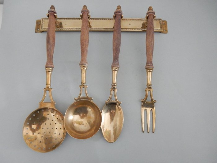 Very beautiful vintage wall-mounted kitchen utensil holder in yellow copper and wood. - Δοχείο κουζίνας - Κίτρινο κίτρινο
