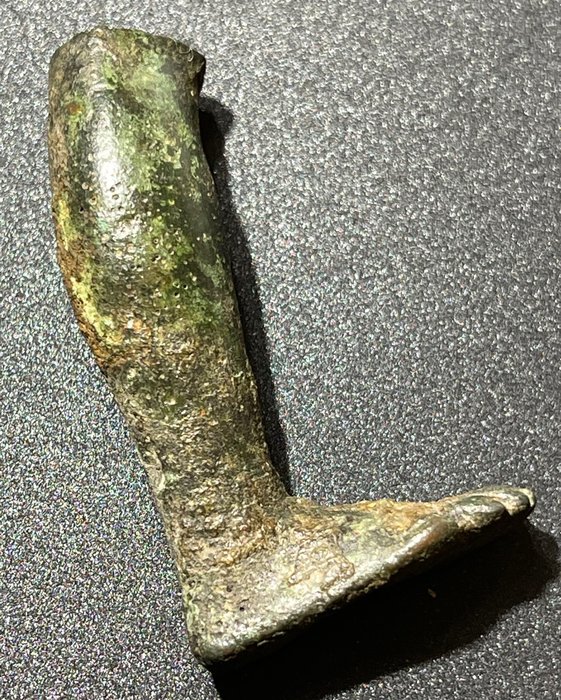 Romain antique Bronze Partie de jambe joliment formée d'une statuette dans un style vériste. Avec une licence