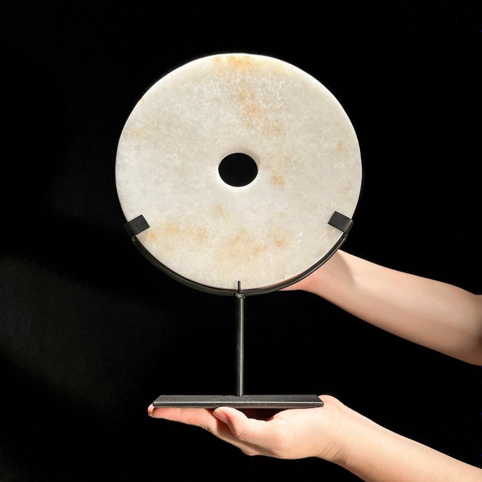 Ornament decorativ - NO RESERVE PRICE -  Beautiful Onyx Disc on a metal stand Frumos disc Onyx pe un suport metalic - Indonezia