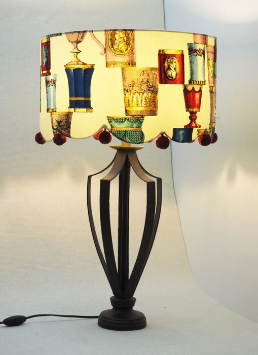 Iron vintage table lamp/shadow Fornasetti "Bicchieri di boemia" fabric. - Lampe - Tekstiler