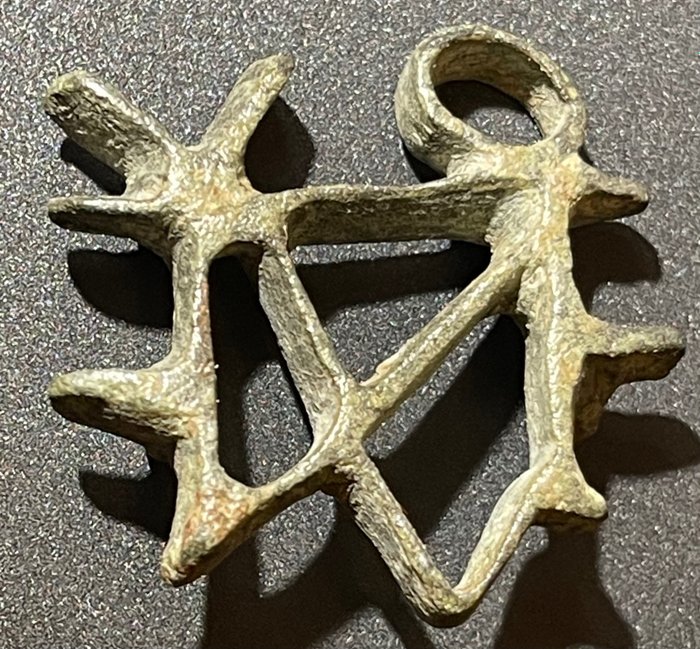Byzantinsk Bronse Brødstempel formet som et monogram (kombinasjon av bokstaver flettet inn i et enkelt åpent stempel).