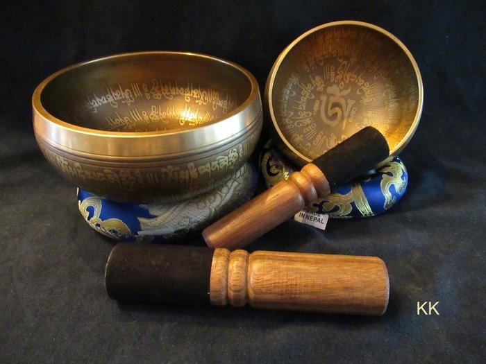 Singing bowls - 2x 3-piece complete sets - New - original Nepal - Handmade percussion - 2024