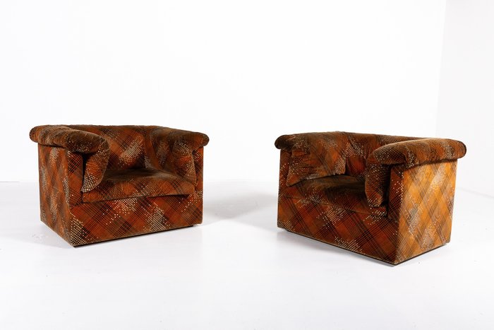 Adile S.P.A. - Fauteuil - Une paire de fauteuils lounge club recouverts de tissu velours des années 1970