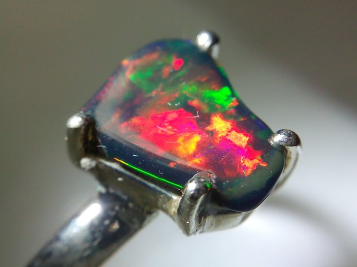 Ring aus 925er Silber – Top-Qualität – Schwarz Opal-Freiform – „hohe Helligkeit“- 2.3 g