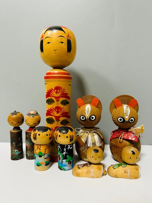 Yhdeksän kaunista ja luovaa Kokeshi-nukkea mielenkiintoisilla muodoilla ja koristeilla - Puu - Ōnuma Hideo大沼秀雄(1930-2023) - Japani - Shōwa period (1926-1989)