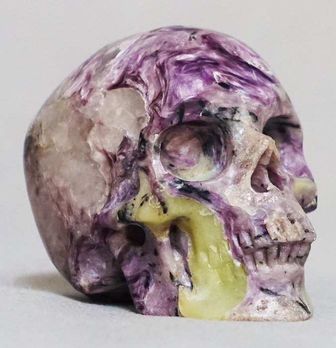 Superrealistische schedel ingepoetst Chaoriet - Hoogte: 50 mm - Breedte: 34 mm- 92 g