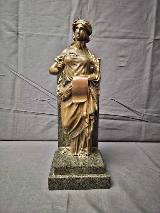 Skulptur, Klassieke vrouwenfiguur - 35 cm - Bronse (patinert)