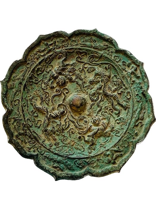 Bronze Altes China (Tang-Dynastie): Achtblättriger „Unsterblichen“-Spiegel mit Tieren und Fabelwesen.