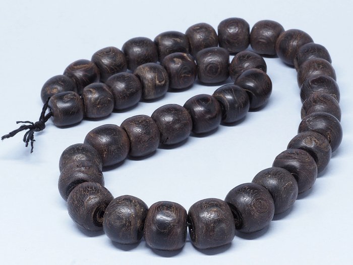 Rang de trente-sept perles antiques de corail noir appelées « Yusr » - Corail noir - Longueur : 18 po - Poids total : 68 g - Yémen - début du 20ème siècle