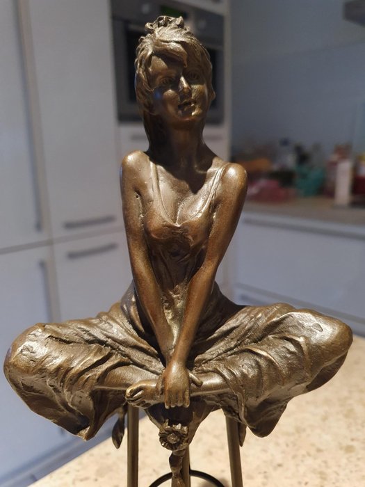 小塑像 - Dame op barkruk - 29 cm - 青銅色
