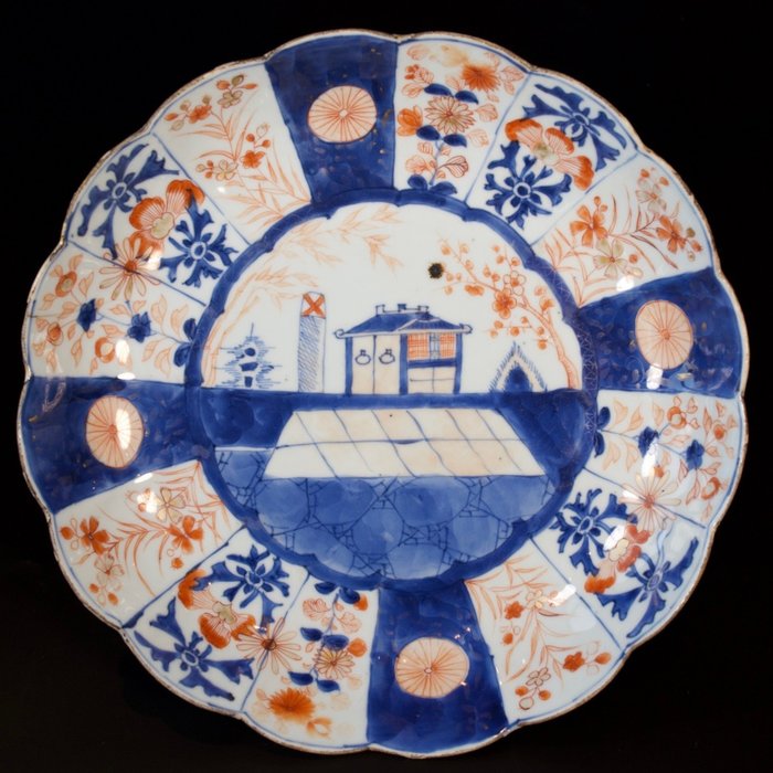 Plate - Grande coupe polylobée en porcelaine à décor Imari d'une pagode - Porcelain