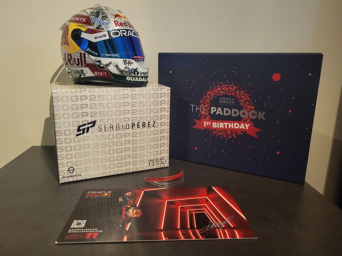 Red Bull Racing - Singapore Grand Prix - Sergio Perez - 2023 - Helm im Maßstab 1/2 + Fahrerlagergeschenk 