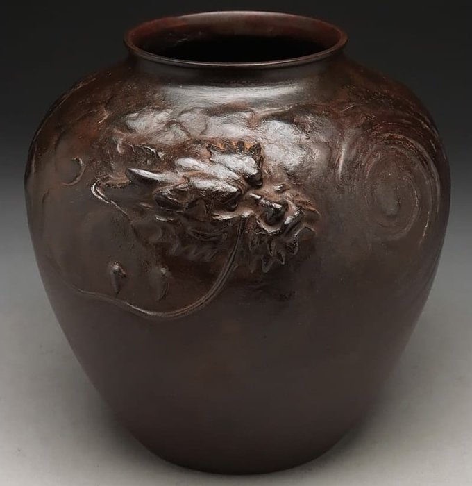 花瓶 - 青銅色, 令人驚嘆的龍浮雕花瓶，簽名 - 日本