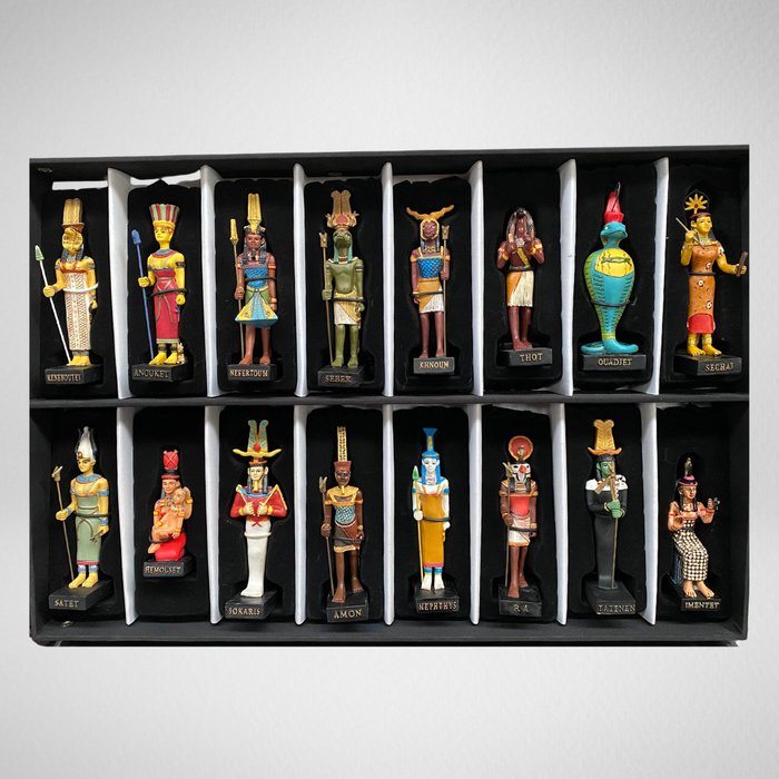Themed collection - Lot of 16 Gods of Egypt 13cm with display