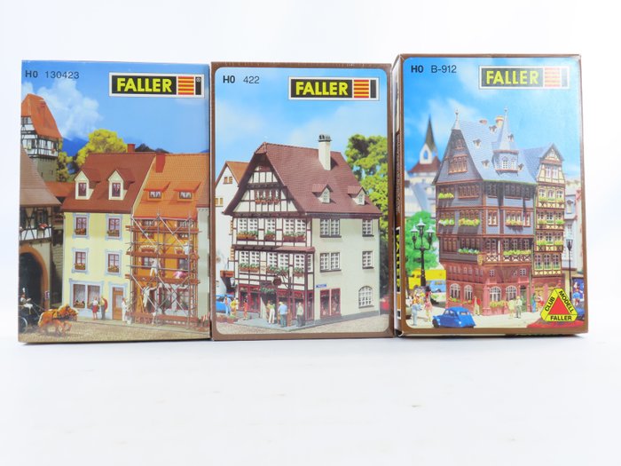 Faller H0 - 422/B912/130423 - Modellbahnbausätze (3) - 3 Bausätze: Antiquitätenladen, Altstadthaus und 2 Stadthäuser, davon 1 auf einem Gerüst