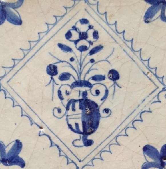 Tile (1) - Antique Delft tile with flower vase. Free bidding. - Renaissance - ca 1625 - 1650. 