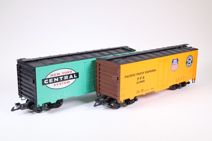 Piko G - 38805/38806 - Modeltrein goederenwagon (2) - Twee reefer/box cars - New York Central, Union Pacific Railroad