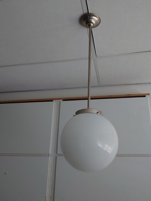 Lampe à suspendre - lampe d'école - laiton nickelé - verre dépoli opalin