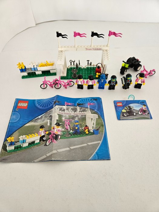 Lego - Stadt - 1197-1198 - Telekom Race Cyclist and Television Motorbike-Service Team - 2 Bikers with Service Tools
