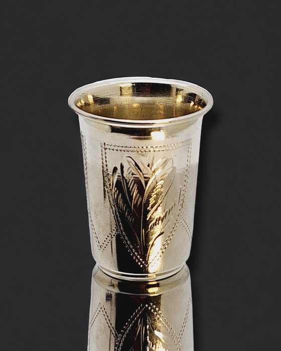 Bekerglas (1) - .875 (84 Zolotniki) zilver, Keizerlijke Russische 84 zolotnik (.875 fijnheid) zilveren wodkakop Circa 1909-1917