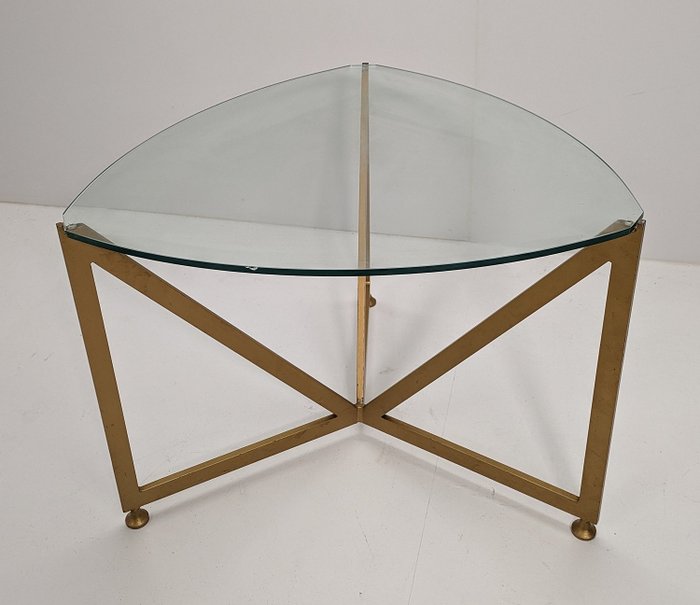 Table basse - étagère en verre et structure en laiton