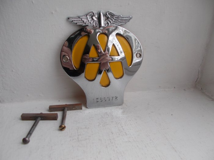 徽章 AA chrome on brass and enamel car badge 1966 to 1967 with original fixings and rivets  lovely badge - 英国 - 20世纪中期（二战期）
