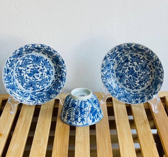 Kangxi Butterfly Saucers & Cup - Juego de tazas de té (3) - Porcelana