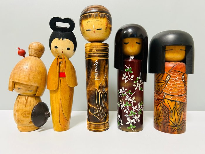 Vijf creatieve kokeshi-poppen met lieve gezichtjes en prachtige decoratie - Hout - Miyashita Hajime宮下はじめ - Japan - Shōwa periode (1926-1989)