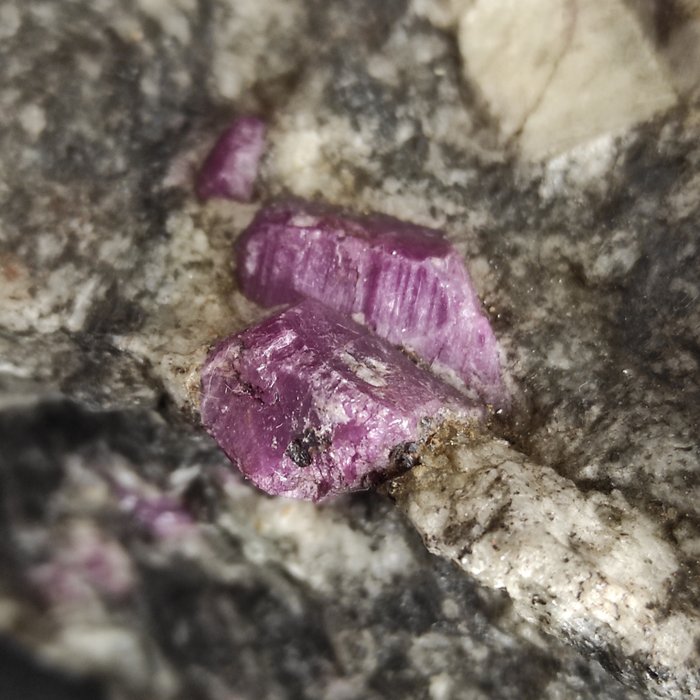 Robijn Kristallen op matrix - Hoogte: 9 cm - Breedte: 15 cm- 4250 g - (1)