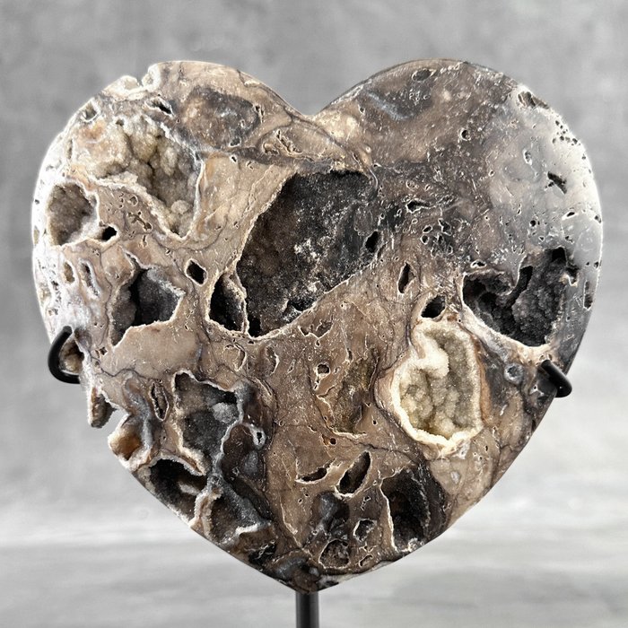 KEIN MINDESTPREIS – Wundervoller Kristall Herzform auf einem maßgefertigten Ständer - Höhe: 22 cm - Breite: 16 cm- 1800 g - (1)