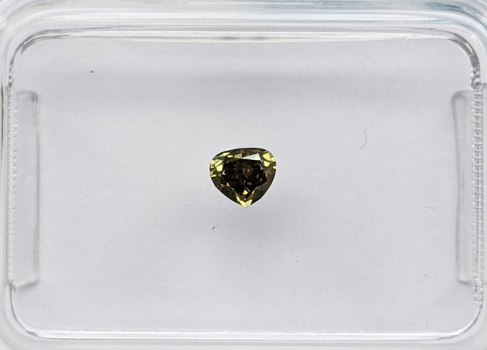 Diamant - 0.16 ct - Birne - Fancy Deep gelblich- grün - VS1, No Reserve Price