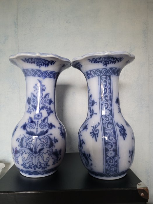 Petrus Regout - Vase en forme de bouteille (2) -  vase trompette  - Céramique