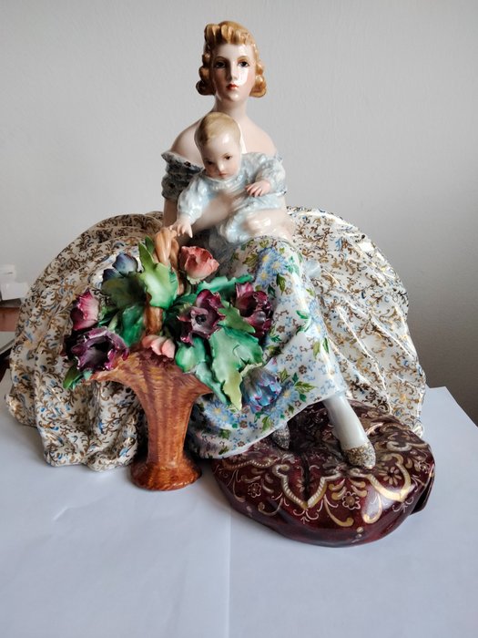 Cacciapuoti - 小塑像 - Damigella con bambino e fiori - 陶瓷