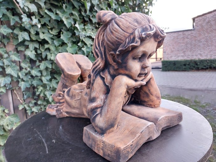 Estatua, meisje liggend met boek - 26 cm - piedra fundida