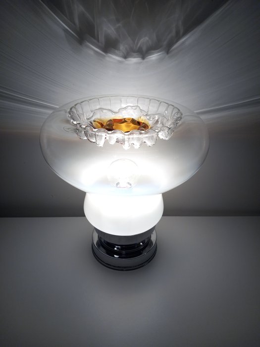 Tischlampe - Handgefertigtes Glas in Weiß und Orange, Sockel aus verchromtem Stahl