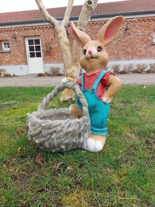 雕像, garden statue of male rabbit with basket - 52 cm - 聚樹脂