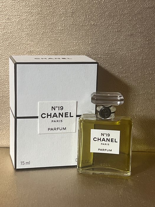 Chanel - Bouteille de parfum - Chanel N°19 - Verre
