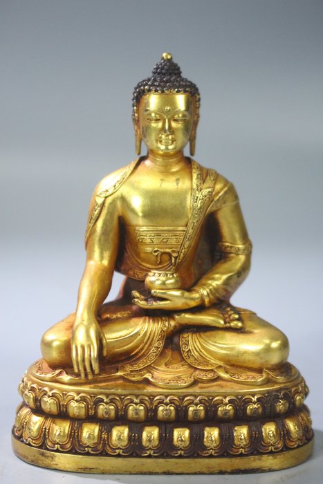 This is a gilt bronze Medicine Buddha. - Vergoldete Bronze - China