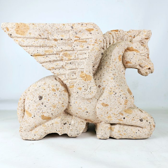 Large hand-carved stone sculpture depicting "PEGASUS" The winged Horse Ca. 1960 - sculptuur, Pegasus - 45 cm - Mactan stone