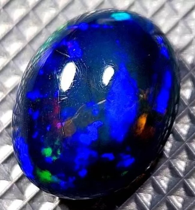 Inget reservpris: 3,67 karat etiopisk svart opal . - Höjd: 12.7 mm - Bredd: 10.1 mm- 0.73 g - (1)