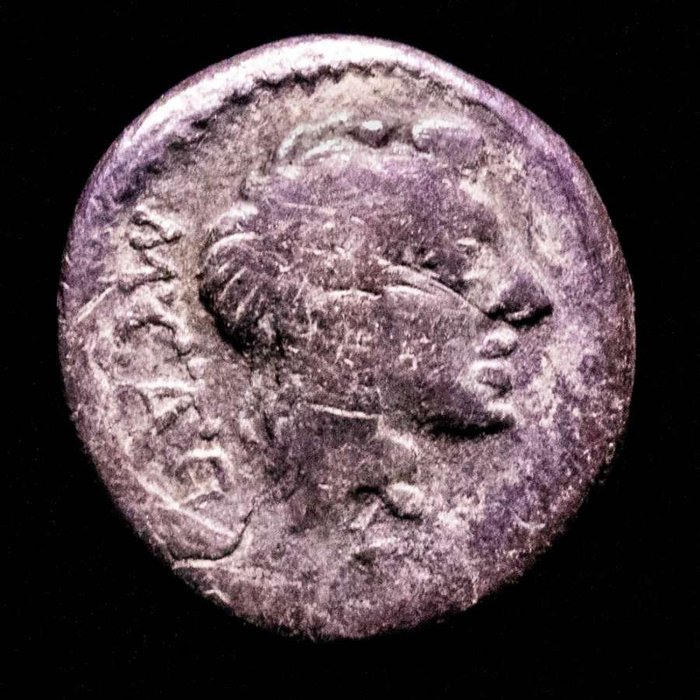 罗马共和国. M.波丘斯·卡托，公元前89年. Quinarius Rome - Victory seated. r. holding patera and palm, VICTRIX in exergue