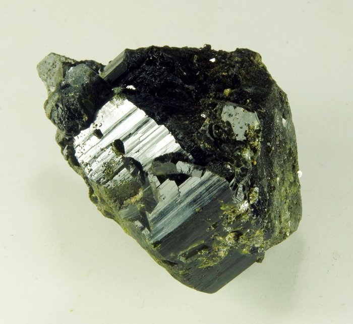 Epidot Krystaller i indlejring - Høyde: 70 mm - Bredde: 75 mm- 236 g - (1)