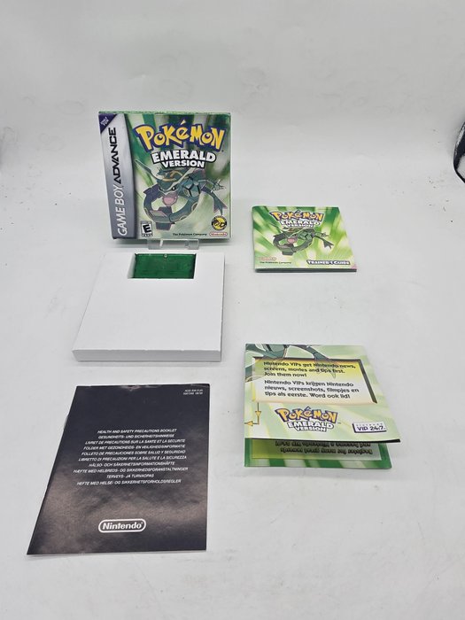 Old STOCK Extremely Rare Nintendo Game Boy Advance Pokemon Emerald Version First edition EUR - Nintendo Gameboy, boxed with game, Inlay, box protector and manual, UNSCRATCHED VIP CARD - 电子游戏 - 带原装盒