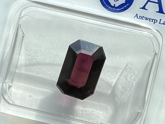 深红紫色 尖晶石 - 1.82 ct
