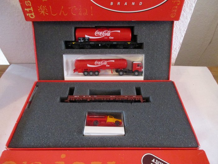 Lemke H0 - LC 21002 / 21004 - Tågset (2) - Coca-Cola tankbil med tanksläp / stakbil med lastbil