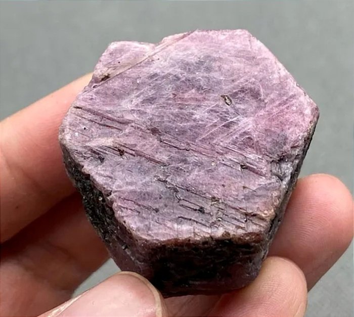 来自缅甸的粉红色红宝石原料， 八角形，荧光。 435 克拉。 100% 天然 - 高度: 35 mm - 宽度: 34 mm- 87 g - (1)