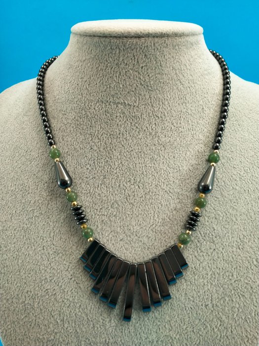 Halskette aus Hämatit und Jade- 41 g