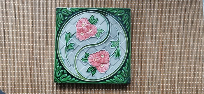 Tegel (1) - Florale art nouveau, vertegenwoordiging in Japanse stijl. - Art Nouveau - 1850-1900 