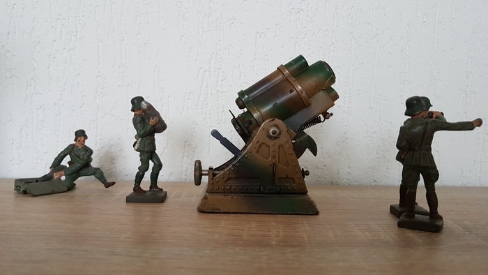 Lineol - Figuur - Het kavel betreft Duitse uitvoeringen van 2 Officieren, één munitiewerker met munitiekist, één -  (5) - masse